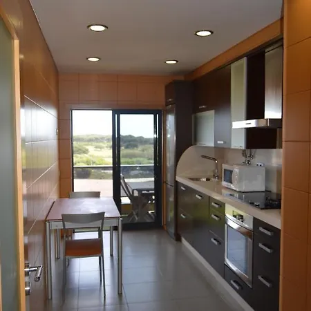 Frente Ao Mar Com Piscina De Agua Salgada *